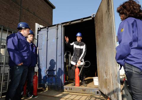 Huschka instructeur legt uit hoe je een brandblusser moet gebruiken