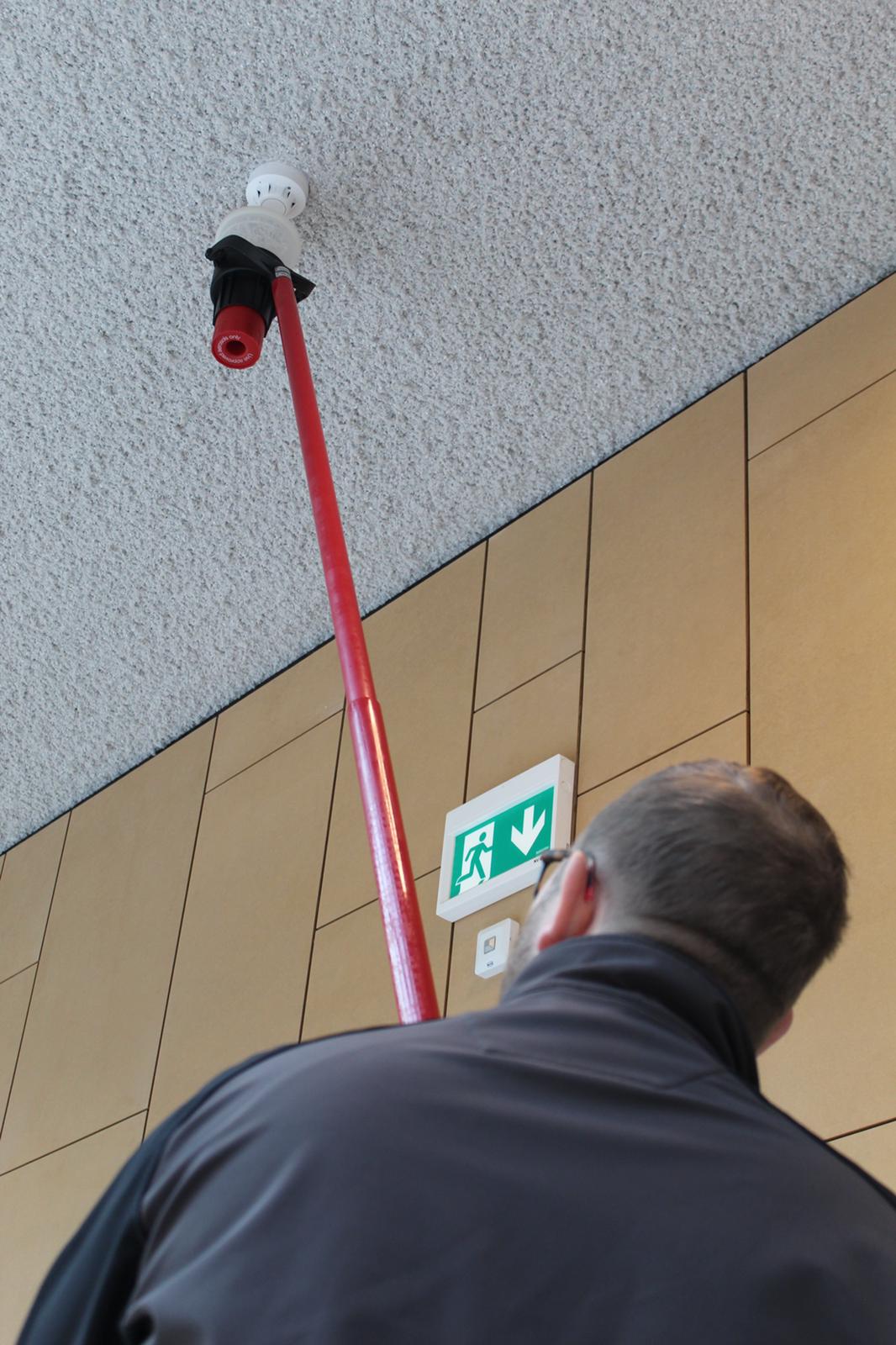 Huschka BMC beheerder controleert rookmelder