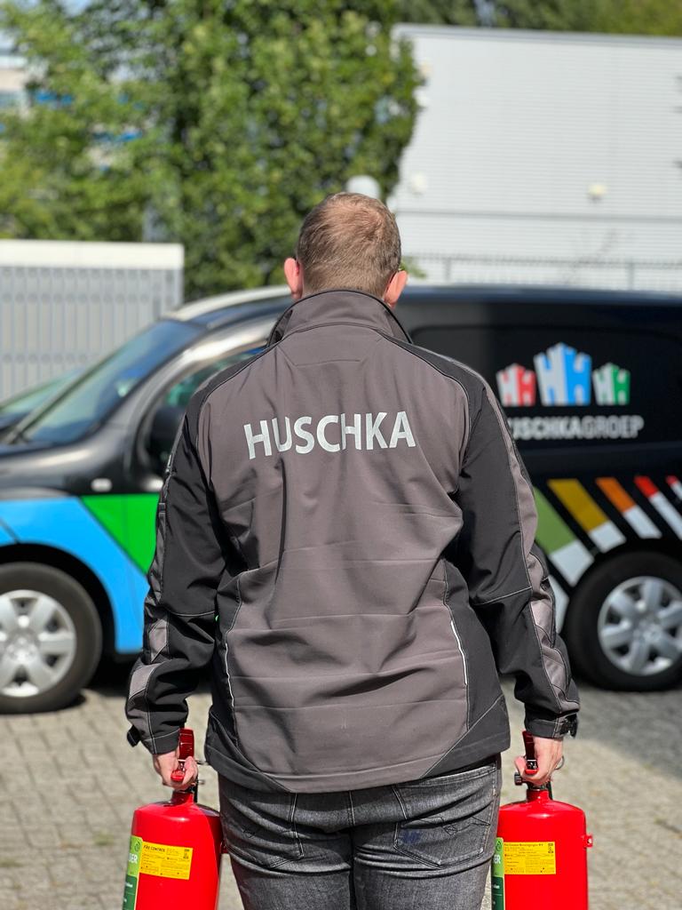 Huschka beheerder blusmiddelen loopt weg met twee brandblussers