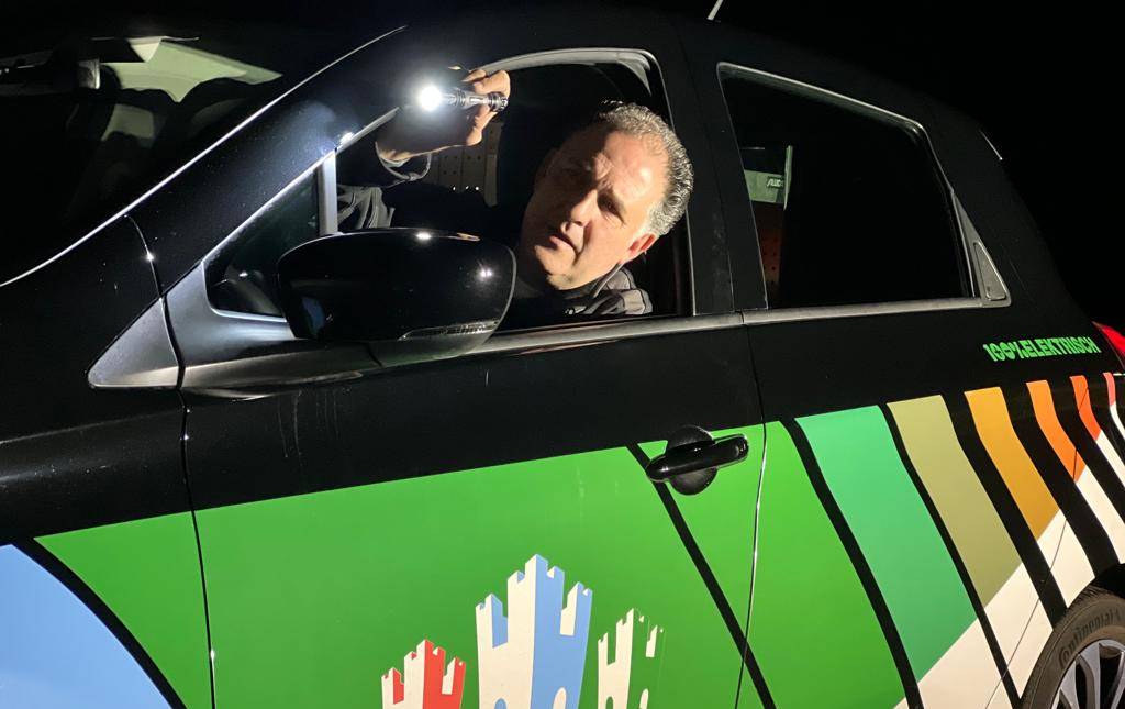 Huschka surveillant zoek vanuit zijn alarmopvolging auto naar inbreker