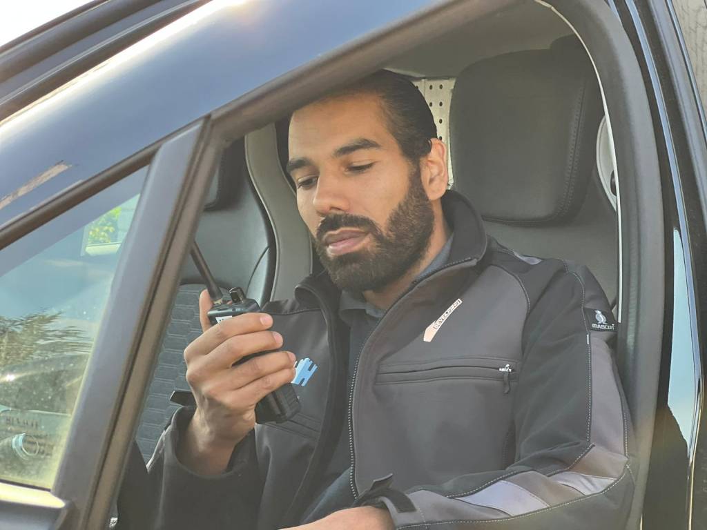 Huschka mobiel surveillance stap uit de auto