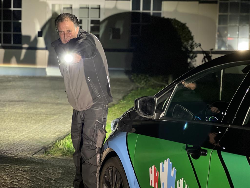 Huschka beveiliger zoekt inbreker met zaklamp.