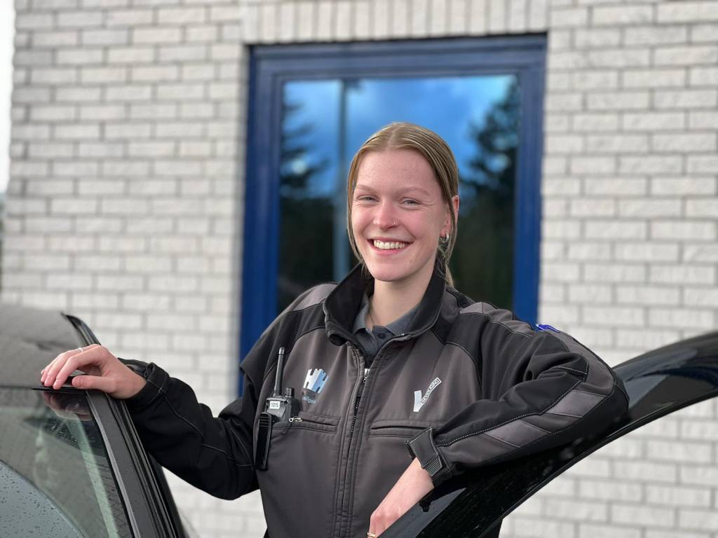 Huschka surveillant naast alarmenauto.